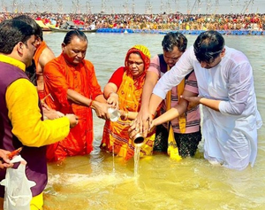 Odisha CM takes holy dip at Triveni Sangam