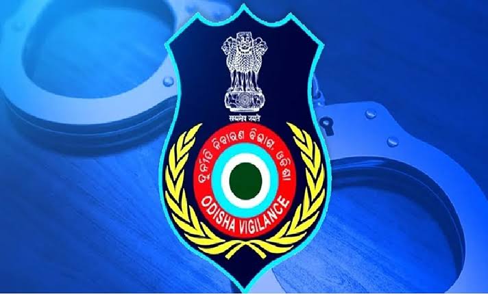 Balangir: Forester Nabbed for Taking Bribe from Farmer Balangir: Forester Nabbed for Taking Bribe from Farmer